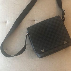 Loui vuitton district pm messenger bag